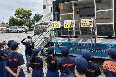 地震体験をする少年消防団員