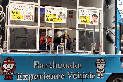 地震体験をする少年消防団員