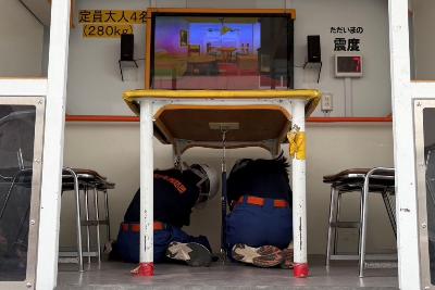 地震体験をする少年消防団員