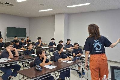 防災の講義を聴く少年消防団員たち