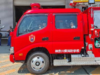 消防車の乗車体験をする少年消防団員