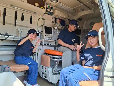 救急車の乗車体験をする少年消防団員
