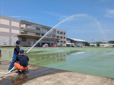 放水体験をする少年消防団員
