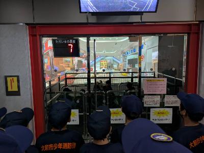地震体験をする少年消防団員
