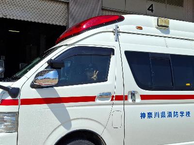 救急車の乗車体験をする少年消防団員