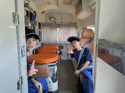 救急車の乗車体験をする少年消防団員