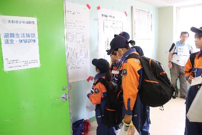 情報掲示板を確認する少年消防団員