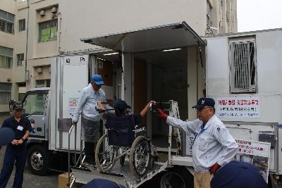 トイレカーに車いすで入る体験をする少年消防団員