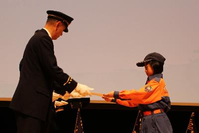 辞令を受け取る小学生団員
