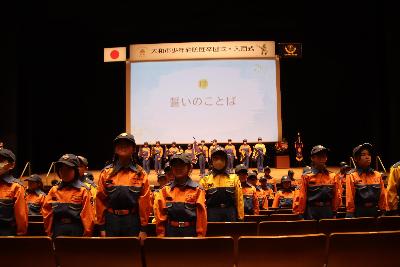 誓いのことばを述べる少年消防団員