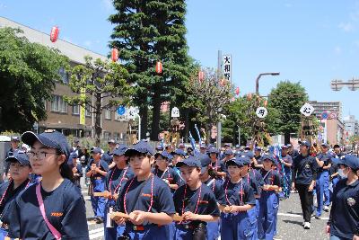 大和市民祭りパレードに参加する団員たち
