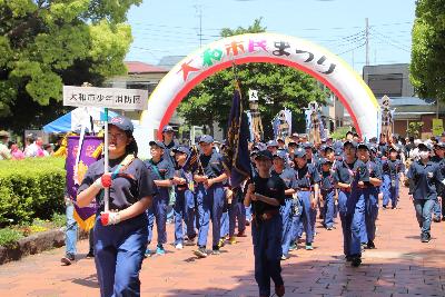 大和市民祭りパレードに参加する団員たち
