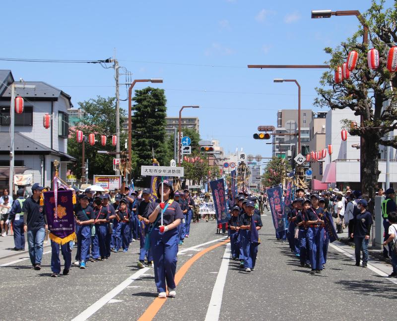 大和市民祭りパレードに参加する団員たち
