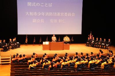 敬礼をする少年消防団員たち