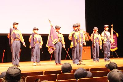 誓いのことばを宣誓する少年消防団員たち