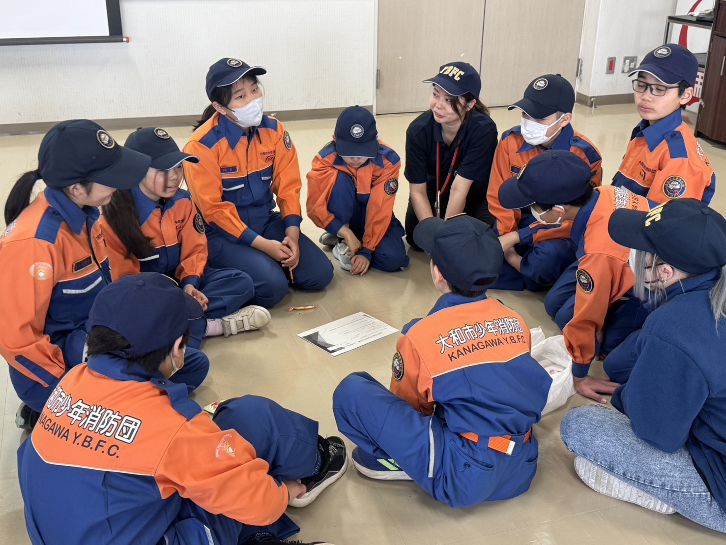 話し合いをする少年消防団員