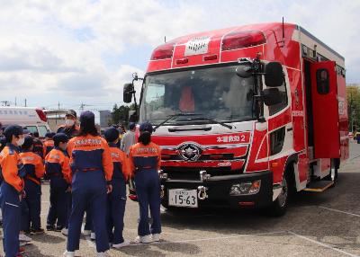 災害対策車を見学する少年消防団