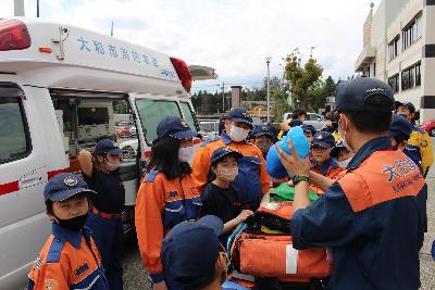 救急車見学をする少年消防団