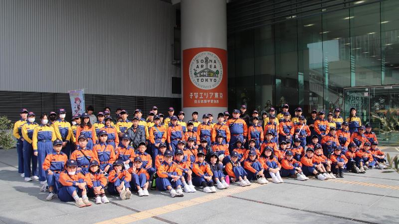 そなエリア東京の前で集合写真を撮る少年消防団