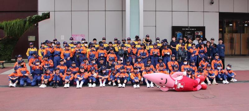 東京タワーで集合写真を撮る少年消防団