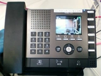 電話のような機会にモニターが付いているモニタ付きインタフォンの写真