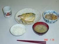 お皿に盛り付けられたご飯、お味噌汁、寒サバの味噌煮と煮しめの写真