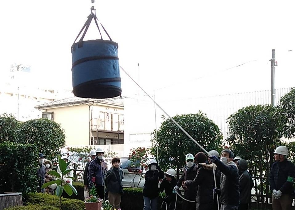 受水槽から降下したタンク水受取り