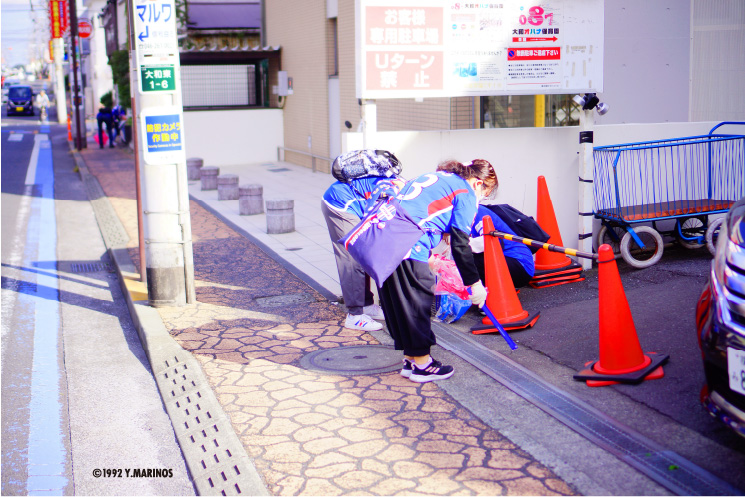 女性がごみ拾いをしている写真
